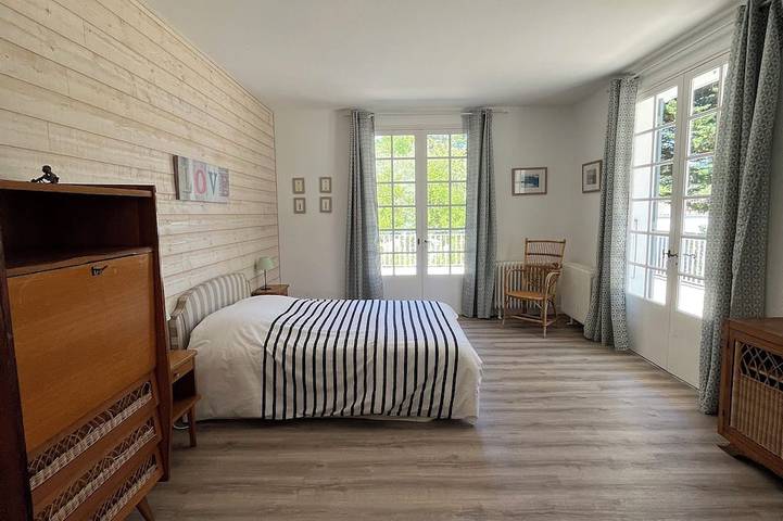 Location de vacances pour 14 personnes, avec terrasse et jardin dans Plage des Sables-Vignier - 4