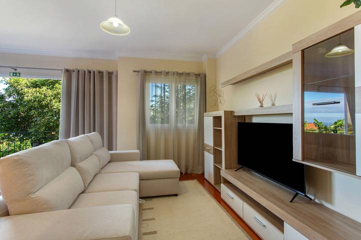 Holiday Home 'Refugio Dourado' with Sea View, Shared Garden & Wi-Fi in Água de Pena, Madeira