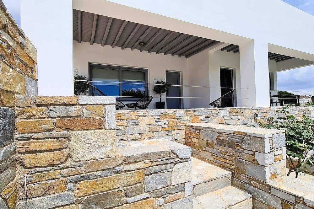 Luxury, functionality and modern aesthetics in the Cycladic landscape in Syros