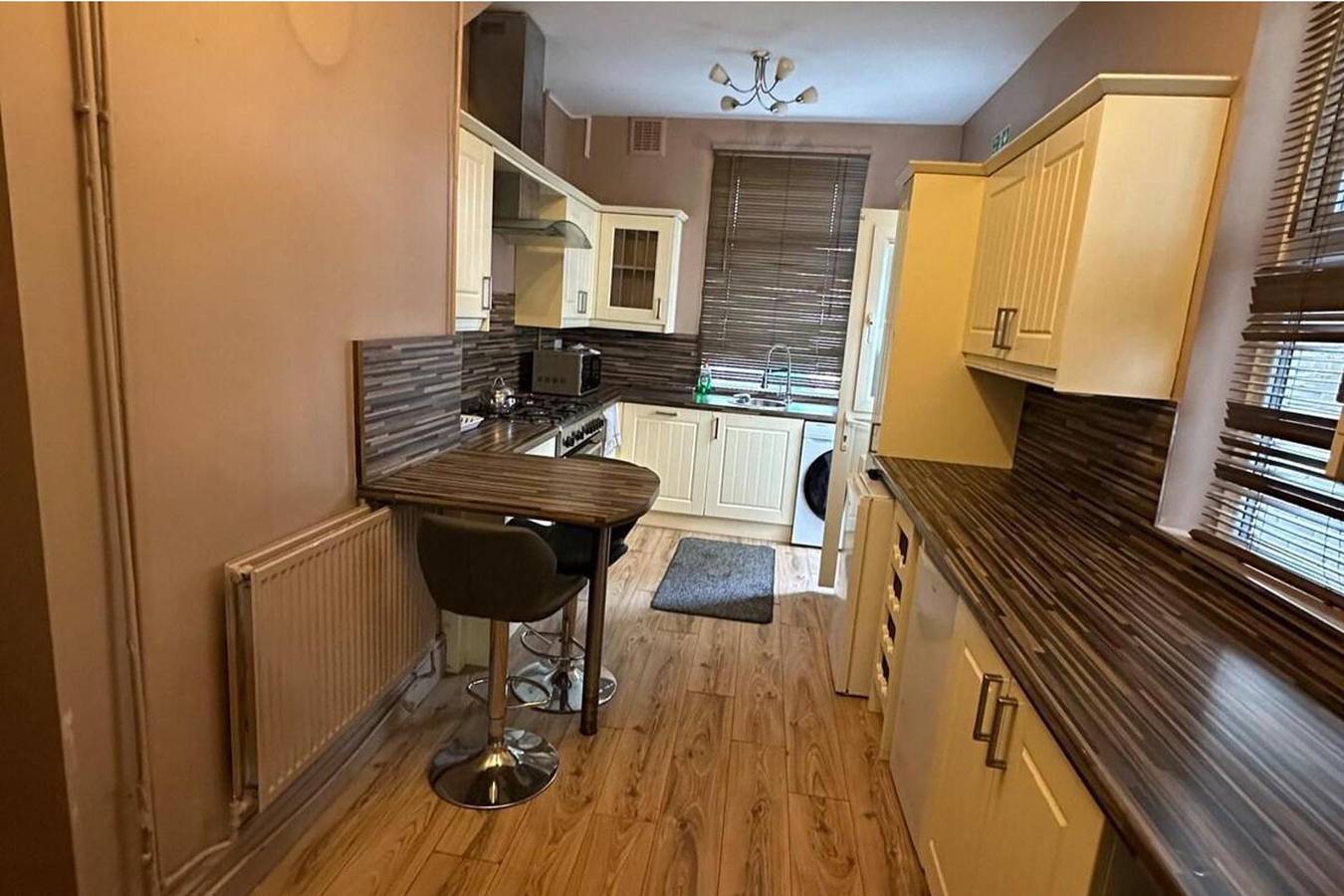 4 Bed House - Sleeps 10 - Garden - Parking - Wifi in South Yorkshire