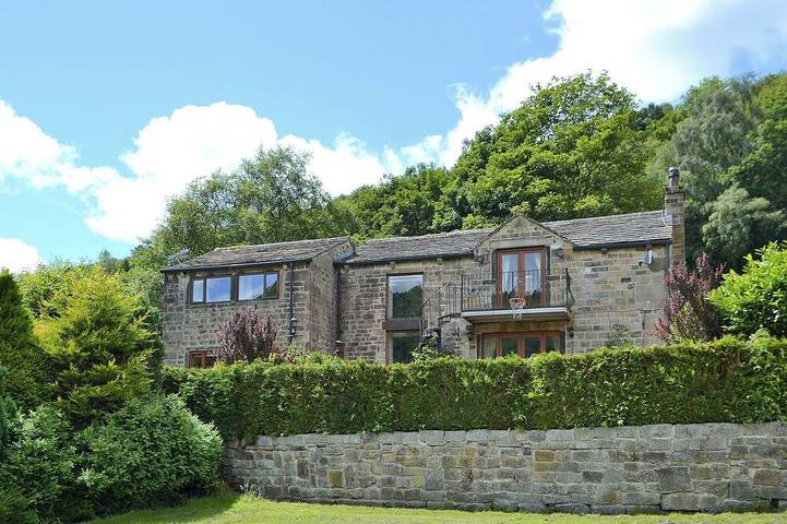 Cottage for 8 people, with garden, with pets in Hebden Bridge