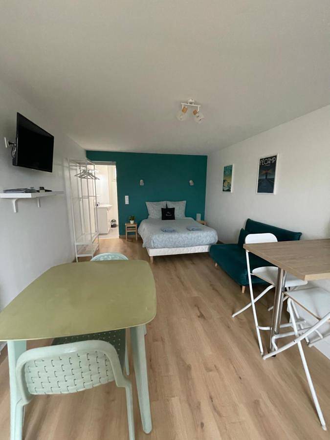 Location de vacances pour 2 personnes, avec vue ainsi que terrasse et jardin à Les Loges - 2