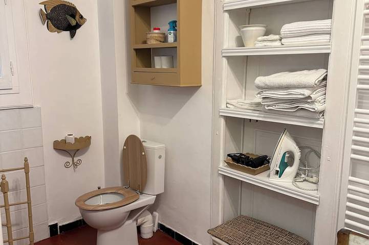 Apartamento entero, Apartment 1 in a 2-star-rated writer's house in Sommières, Costa mediterránea (Francia)