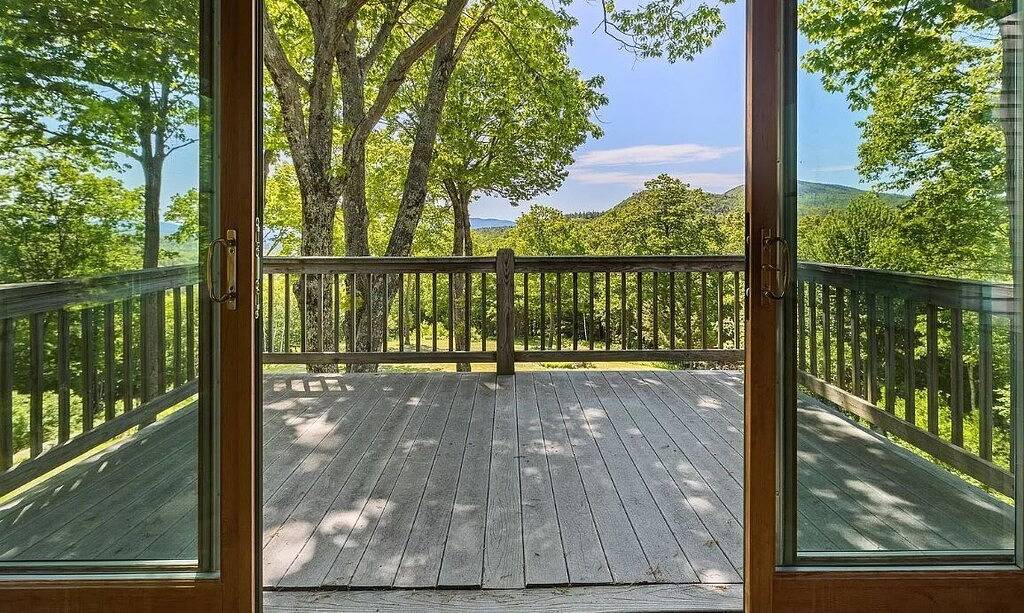 Spacious Custom 5 Bed Home Minutes to Mt.Sunapee! Garage, Hot Tub, Game Room! in Newbury (NH), Lake Sunapee