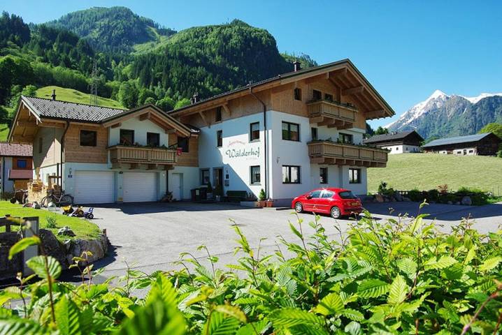 Ferienwohnung für 4 Personen, mit Balkon und Terrasse sowie Garten und Sauna