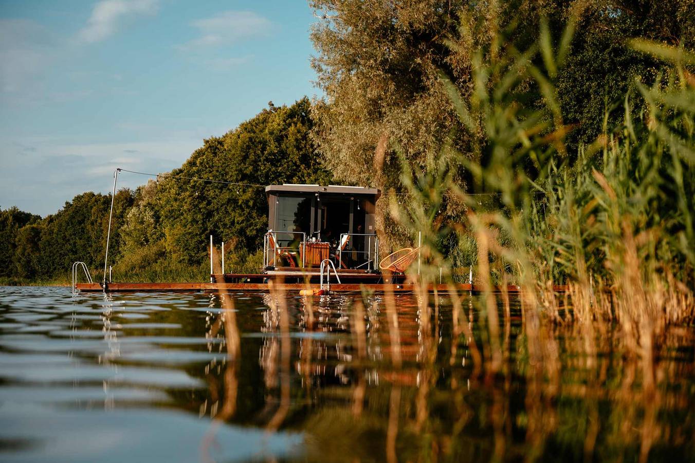 Houseboat Paåuki Floating Home on the Lake in Kujawien-Pommern