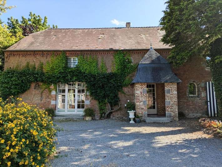 Gîte pour 9 personnes, avec terrasse à Englancourt