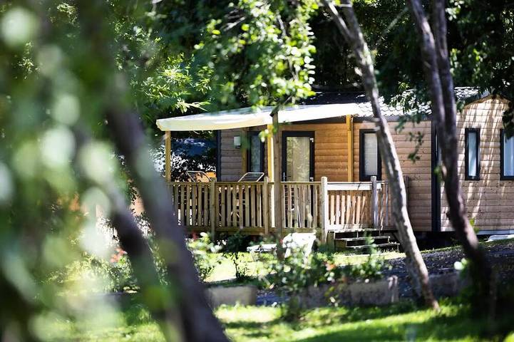 Mobil home pour 4 personnes, avec piscine ainsi que terrasse et sauna