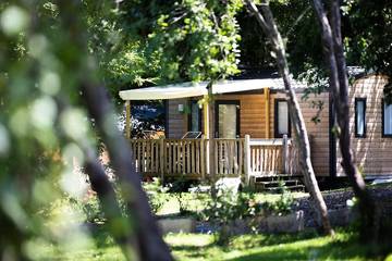 Mobil home pour 4 personnes, avec piscine ainsi que sauna et terrasse à La Douze