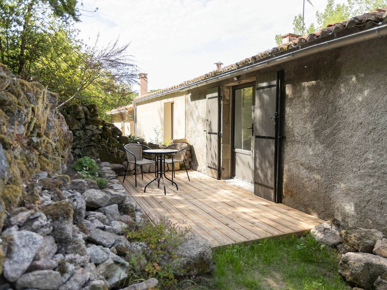 Gemütliches renoviertes Studio mit privater Terrasse, für 2 Personen, nahe der Sèvre in Mortagne-sur-Sèvre, Loire-Tal