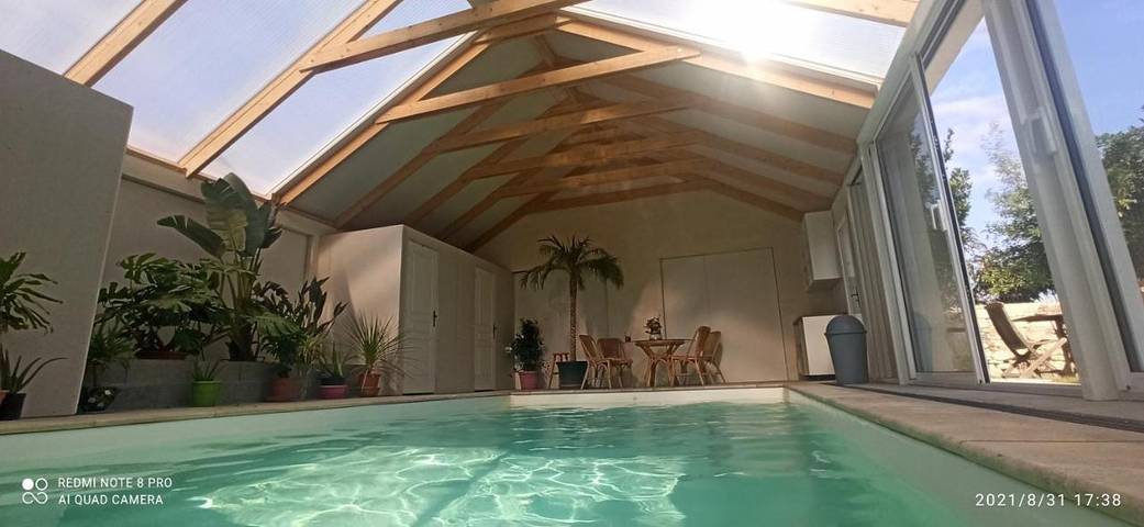 Cottage pour 4 personnes, avec vue ainsi que jardin et piscine à Le Langon