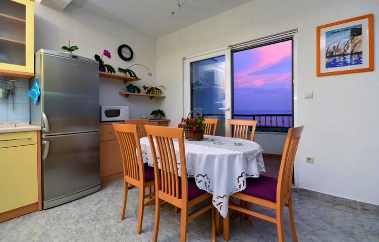 Ferienhaus für 7 Personen, mit Balkon und Terrasse sowie Garten und Pool in Krvavica - 3