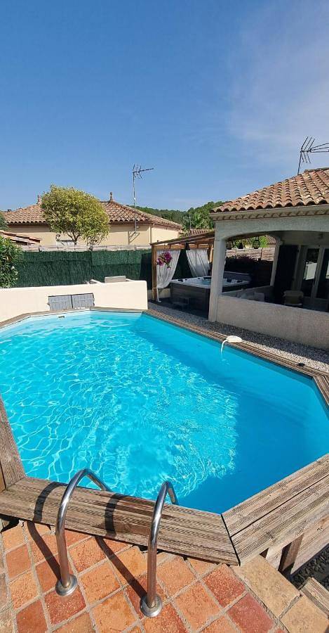 Location de vacances pour 6 personnes, avec piscine ainsi que jardin et jacuzzi à Aumes - 2