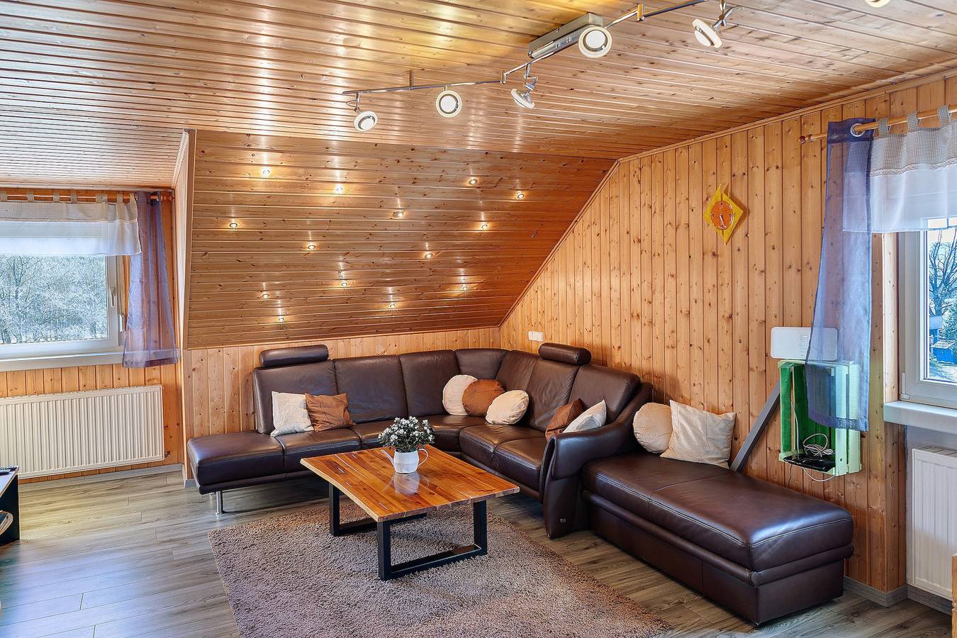 Ganze Wohnung, Ferienwohnung 'Fewo Tanja's Blumenparadies' mit Privatterrasse, Gemeinschaftsgarten und Wlan in Frankenalb