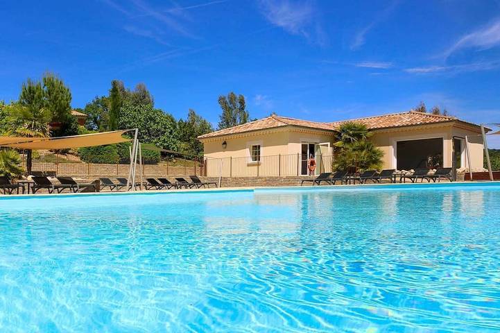 Location de vacances pour 6 personnes, avec terrasse et sauna ainsi que piscine et jardin à Saint-Maurice-d'Ardèche
