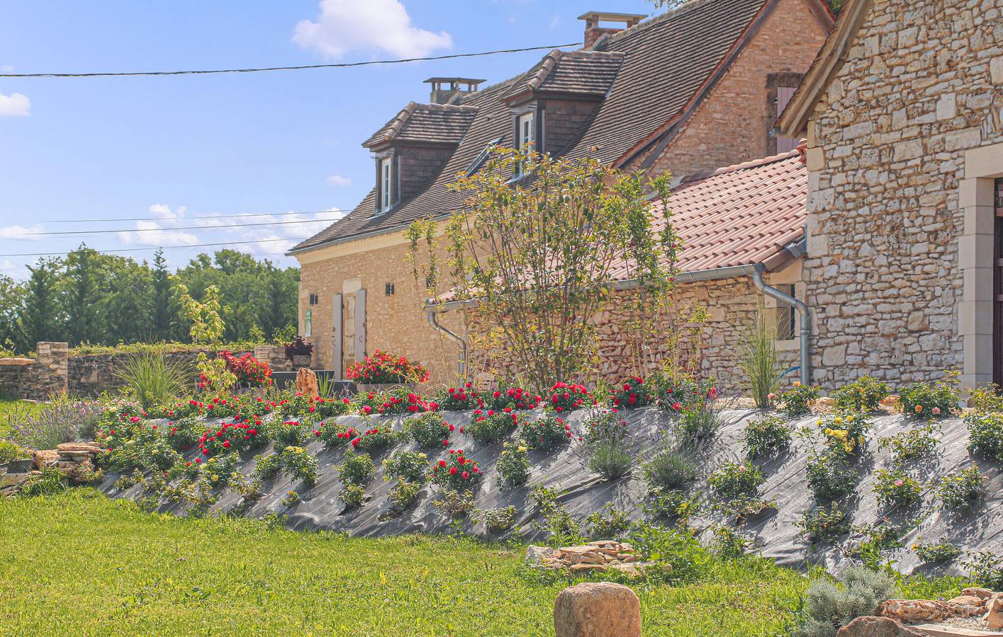 Charmant logement à 2 km d'Excideuil : appartement avec piscine, jardin et Wi-Fi in Excideuil, Périgord Vert