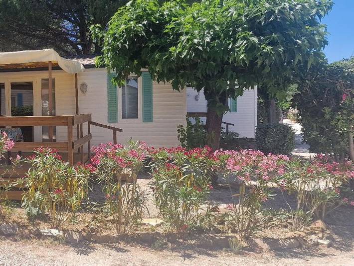Flower Camping Orly d'Azur - Mobilheim 6 personen - Mobilheim Cayanne Standard Clim 31m² - 2 Schlafzimmer, halbüberdachte Terrasse - Klimaanlage in Six-Fours les Plages, Mittelmeerküste (Frankreich)