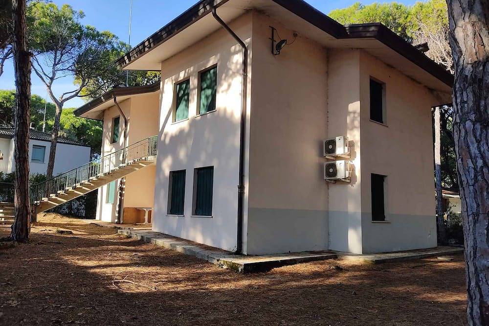 Ganze Wohnung, Ferienwohnung in einem Vierfamilienhaus in Pinienwald in Eraclea Mare, Venedig Provinz