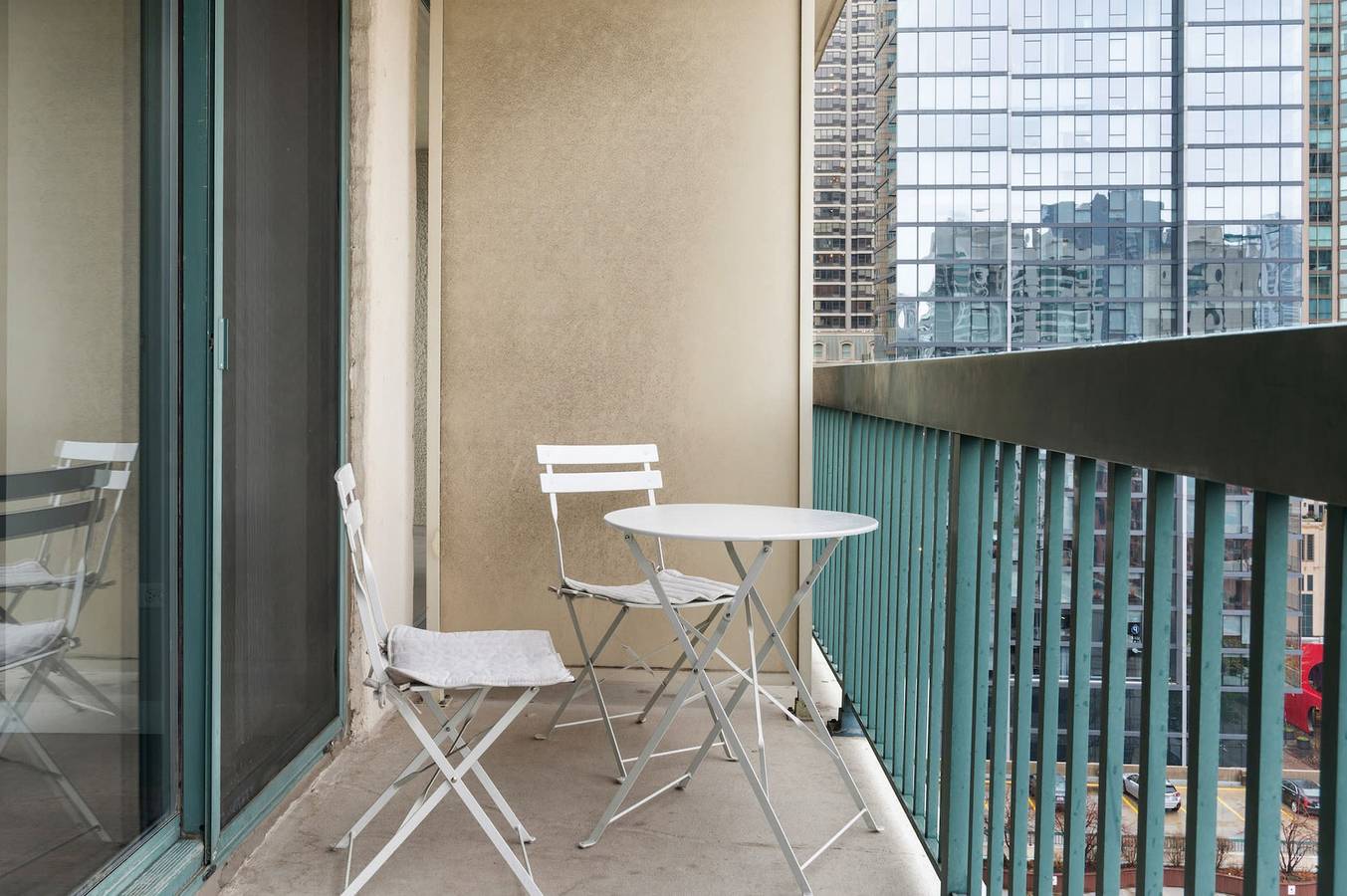 Entire apartment, Kasa | Studio + In-Unit W/D, Walk to Shopping | Chicago in Chicago, Cook County