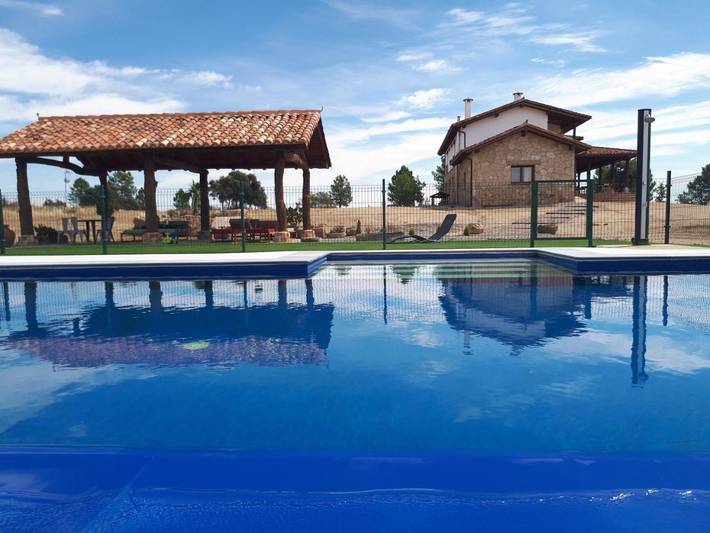 Casa de huéspuedes para 16 personas, con Terraza además de Jardín y Piscina en La Vera