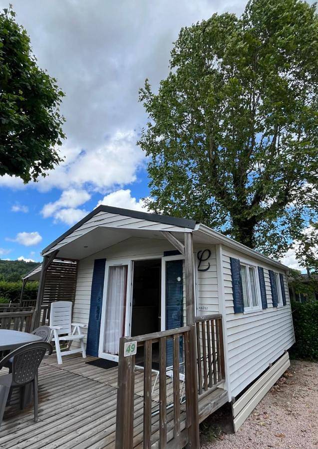 Location de vacances pour 2 personnes, avec Terrasse et Jardin ainsi que Piscine et Vue dans Ébreuil