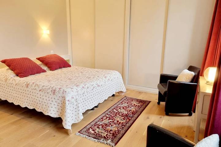 Ganze Wohnung, Apartment-Stadt-Ensuite mit Dusche-Parkblick in Angoulême, Charente