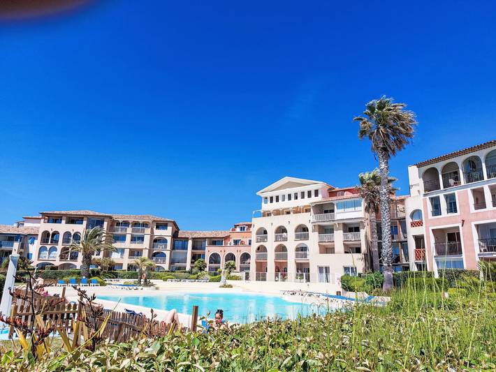 Gîte pour 5 personnes, avec terrasse ainsi que vue sur le lac et bassin pour enfant dans La Coudoulière