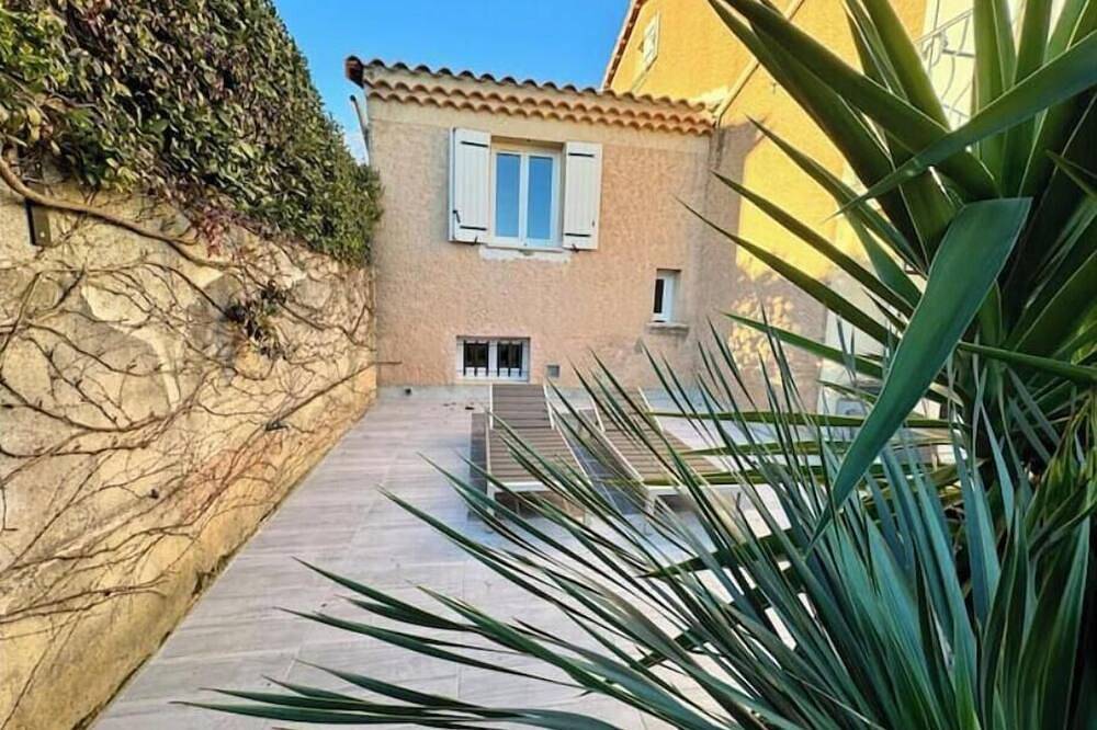 2 Bedroom Private vacation home in Caromb in Caromb, Parque natural regional del Mont Ventoux
