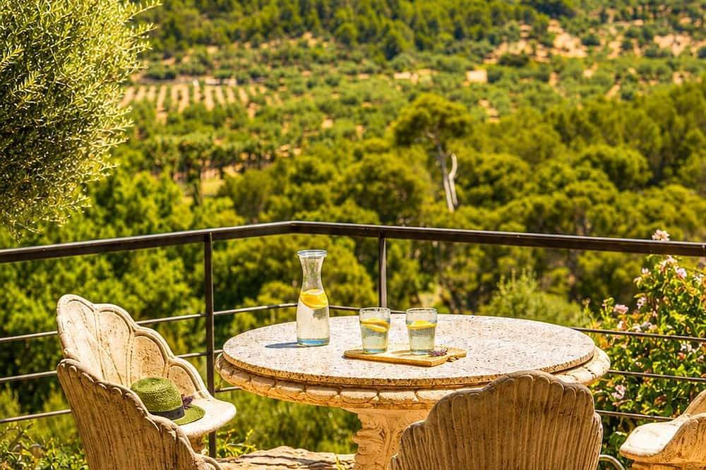 Villacolina – Pool, Tennis & Breathtaking Views in Ses Rotgetes de Canet, Esporles