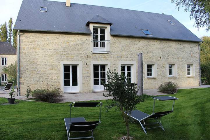 Location de vacances pour 12 personnes, avec jardin et terrasse à Tour-en-Bessin