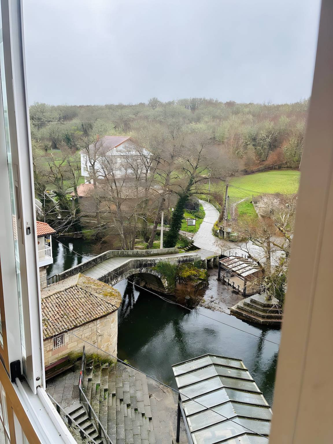 Apartamento inteiro, Apartamento 'Familia Froufe 3' com vista para a montanha, piscina e Wi-Fi in Baños de Molgas, Ourense Região