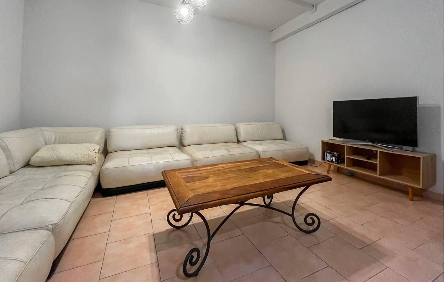Cozy Apartment with WiFi & Parking near Cabannes in Cabannes, Arles region