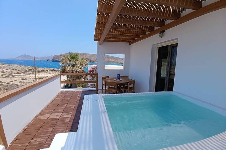 Vacation rental for 4 people, with hot tub and balcony as well as yard in Milos