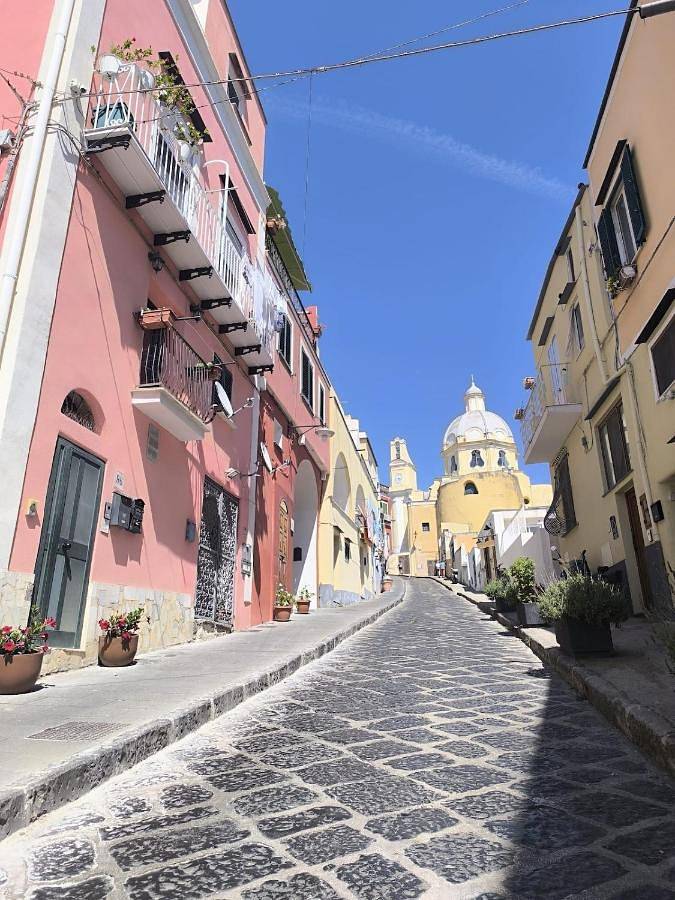 Casa vacanza per 4 persone, con panorama e balcone in Procida