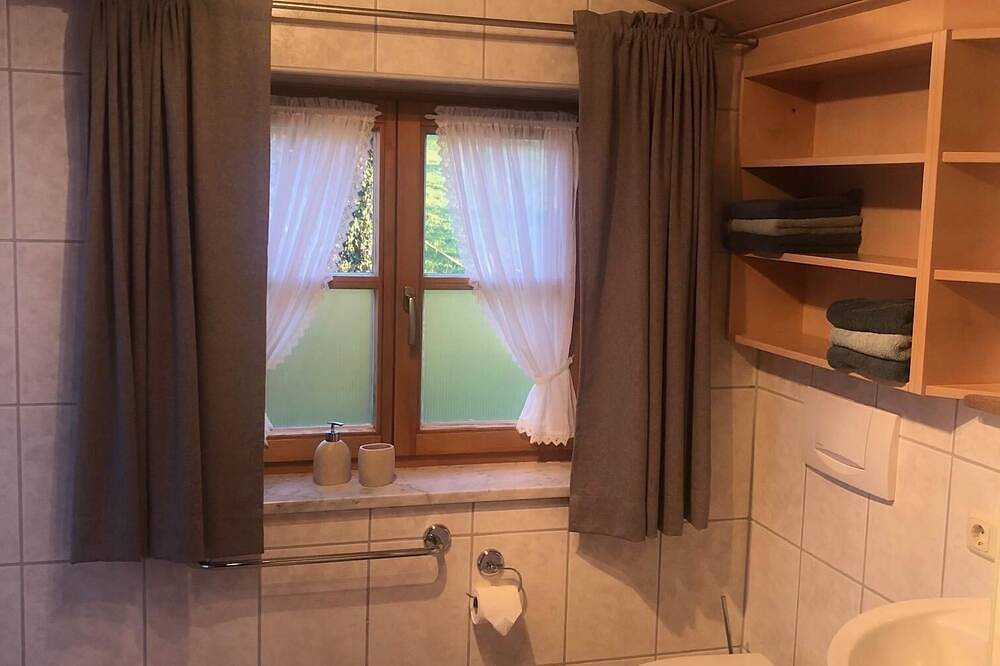 Ganze Wohnung, Ferienwohnung Nr. 1 Jagastüberl - 4 Personen 44 qm, 1 Schlafzimmer,  Wlan in Staudach-Egerndach, Chiemsee