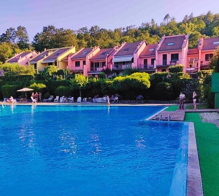 Location de vacances pour 6 personnes, avec vue ainsi que jardin et piscine à Pignone