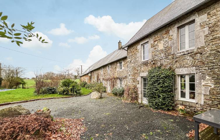 Location de vacances pour 12 personnes, avec terrasse et jardin, adapté aux familles à Saint-Denis-le-Vêtu