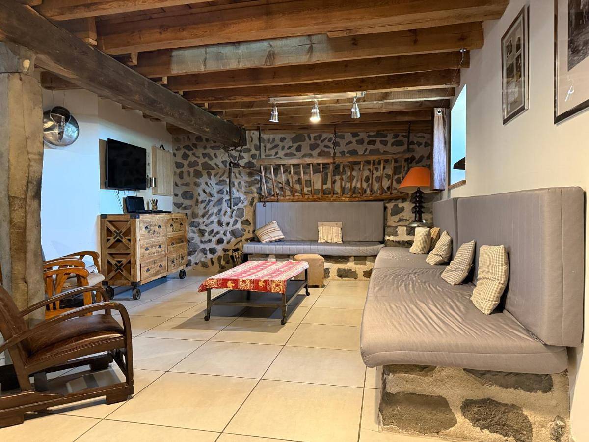 Gîte L'Estaou, 3 épis, 15 pers, 18 couchages - Ancienne ferme rénovée - Label Ecogîte in Arlempdes, Haute-Loire