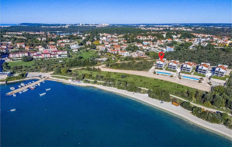 Ganze Ferienwohnung, Reizende Ferienwohnung, 2 km vom Strand entfernt, mit Pool, WLAN und Parkplatz in Lijom, Banjole