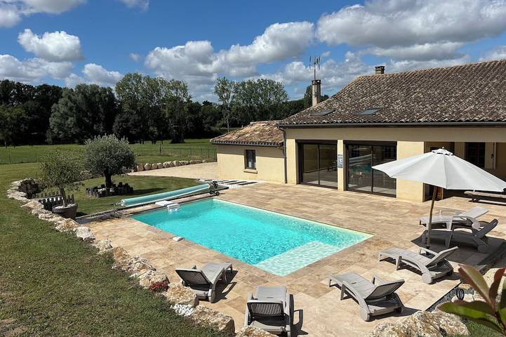 Location de vacances pour 6 personnes, avec Jardin à Nojals-et-Clotte
