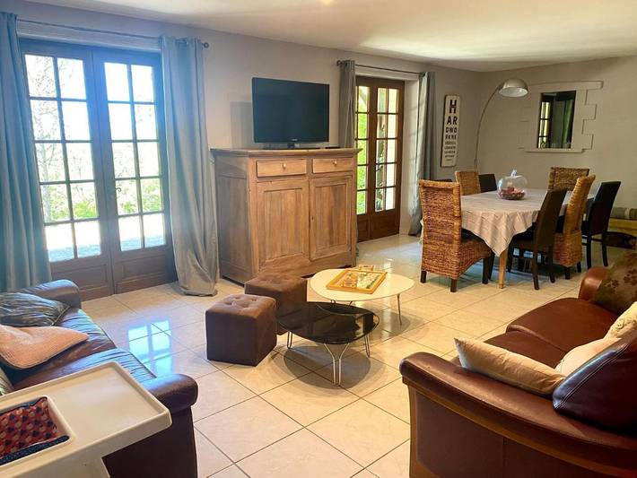 Location de vacances pour 8 personnes, avec vue ainsi que jardin et piscine à La Dornac - 4