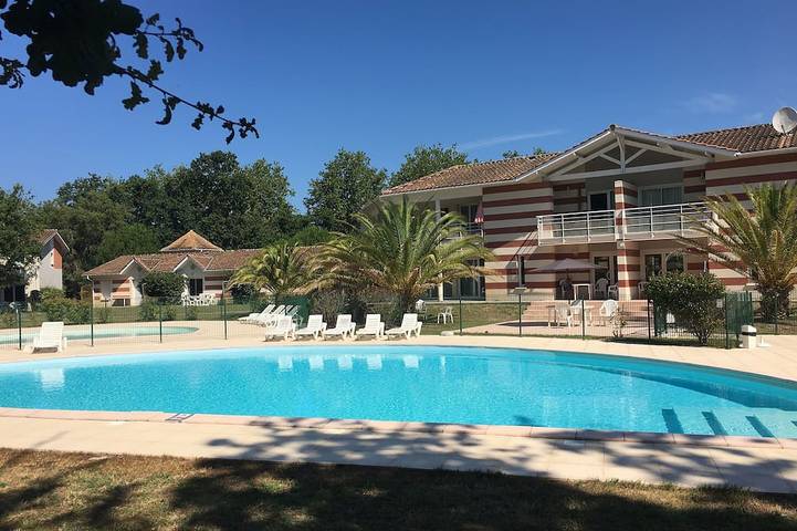 Ferienhaus für 4 Personen, mit Garten und Pool sowie Balkon