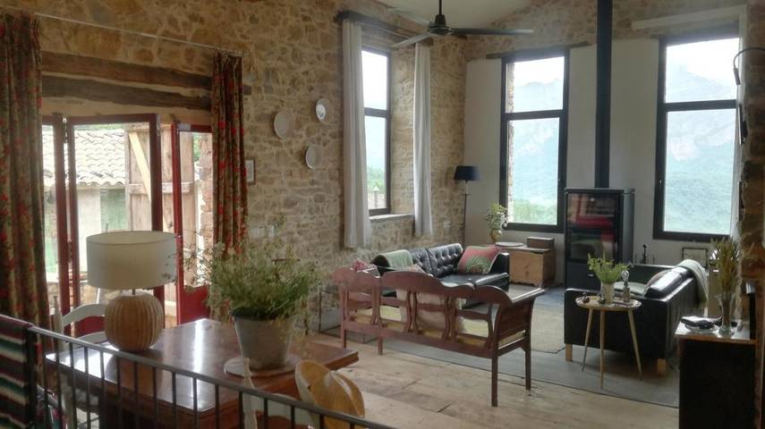 Casa rural para 6 personas, con jardín además de terraza y vistas, Se admiten mascotas en Valle de Benasque