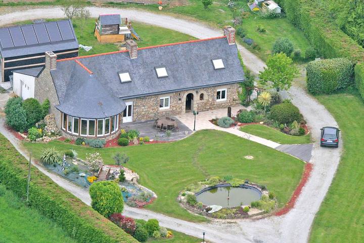 Location de vacances pour 2 personnes, avec jardin à Brélidy