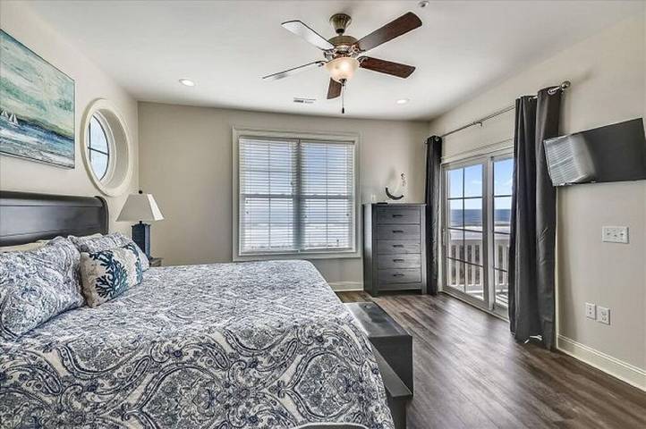 Vacation house for 32 people, with balcony and hot tub in North Myrtle Beach