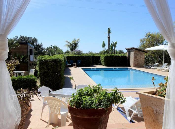 Chambre d’hôte pour 2 personnes, avec Balcon et Terrasse ainsi que Jardin et Piscine à Noto