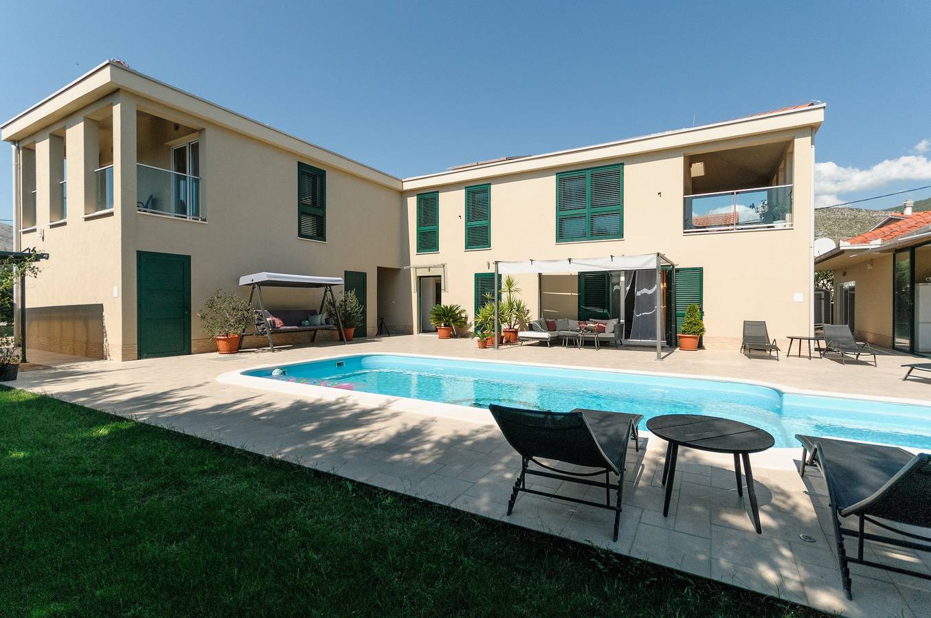 Komfortables Haus mit Terrasse und Meerblick Plano, Trogir K-23937 in Plano (Kroatische Adria), Split-Dalmatien