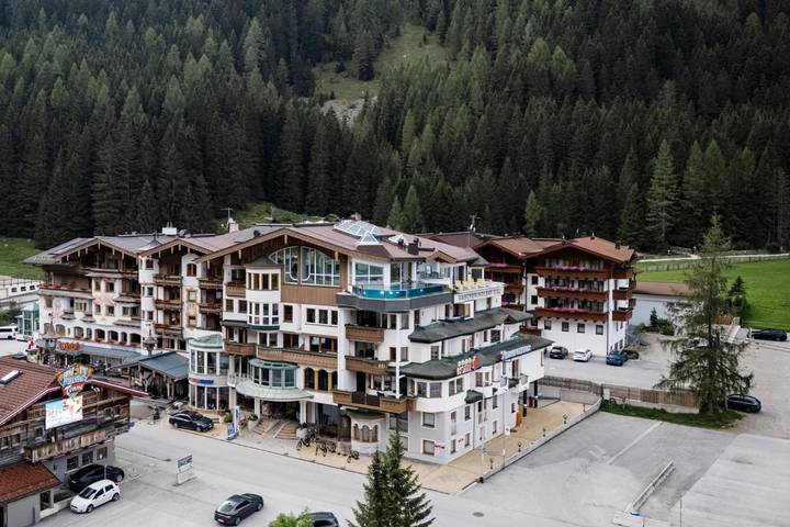 Hotel, mit Balkon und Whirlpool sowie Terrasse und Pool am Hintertuxer Gletscher - 3