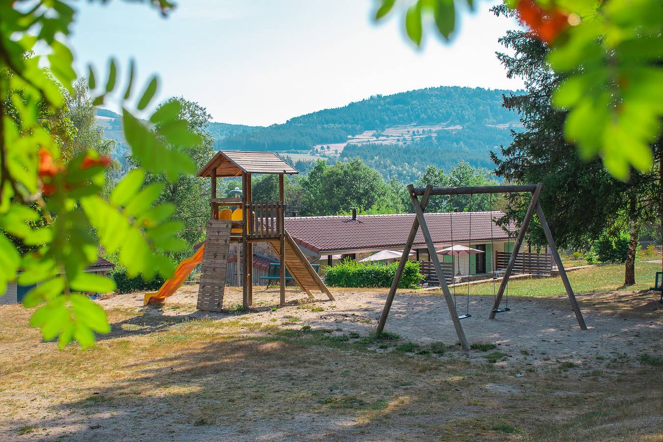 Logement 4/6 personnes - Village Vacances de la Forêt de Ganigal in Le Malzieu-Ville, Mende region