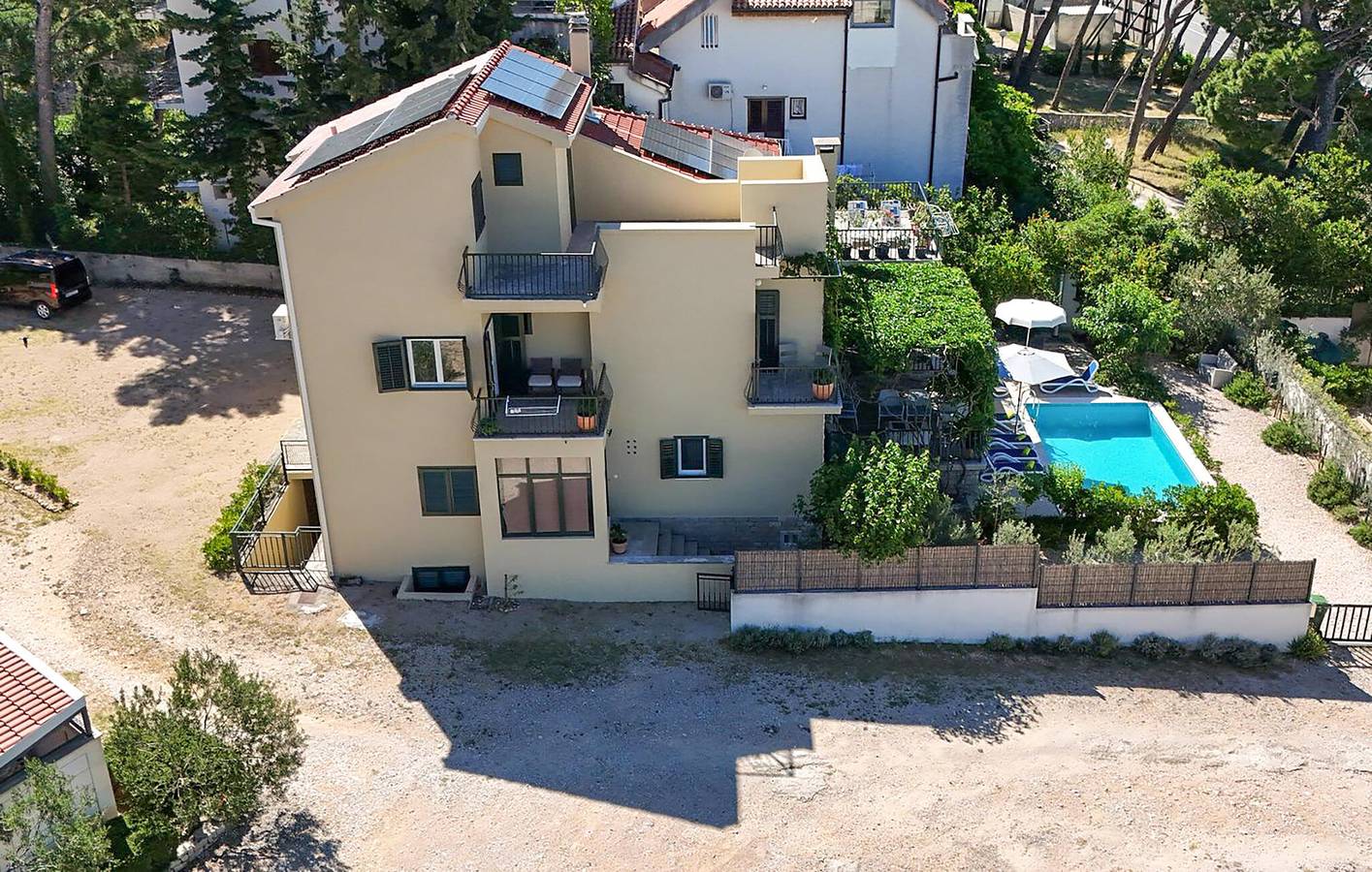Sonniges Apartment mit Pool und Terrasse, 900 m vom FKK-Strand Nugal entfernt in Makarska, Makarska Riviera